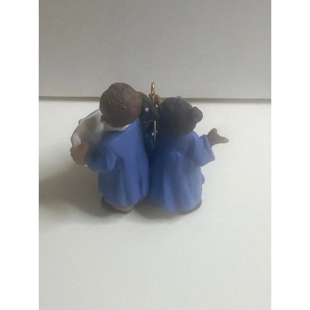 1999 Hallmark‎ Keepsake Ornament Praise the Day Choir Children Sue Tague QX6799